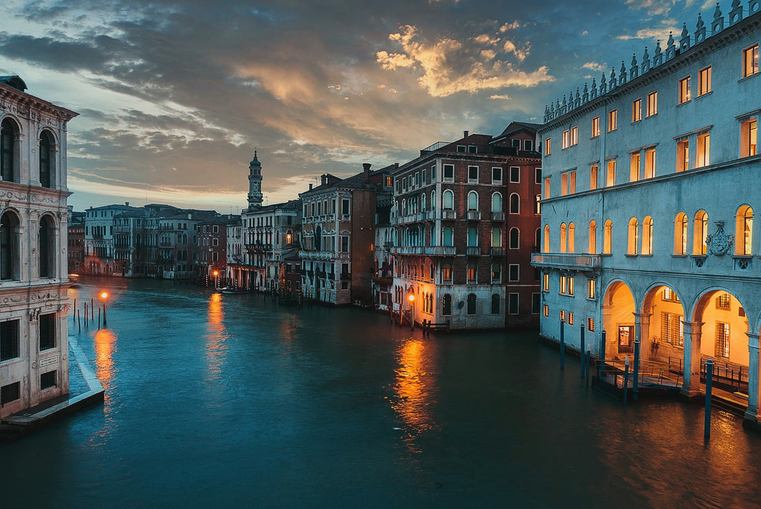 Italian Travel Phrasebook: Essential Phrases and Grammar Tips for Your Journe